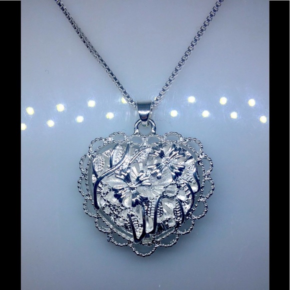 Rare Silver Heart W/Crosses & Wire Design & Loops Along Trim Of Pendant Necklace - Picture 2 of 6